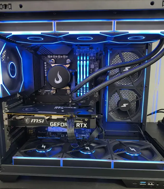 Computador com componentes internos visíveis